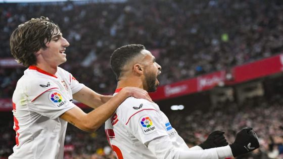 SEVILLA. 11/02/2023.- El delantero marroquí del Sevilla, Youssef En-Nesyri (d), celebra el primer gol del equipo sevillista durante el encuentro correspondiente a la jornada 21 de la Liga Santander que disputan hoy sábado frente al Mallorca en el estadio Ramón Sánchez Pizjúan de Sevilla. EFE/ Raúl Caro.