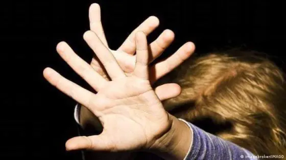 قضية طفلة تيفلت : محكمة الاستئناف بالرباط تقضي بأحكام تتراوح ما بين 20 و10 سنوات سجنا نافذا في حق المتهمين