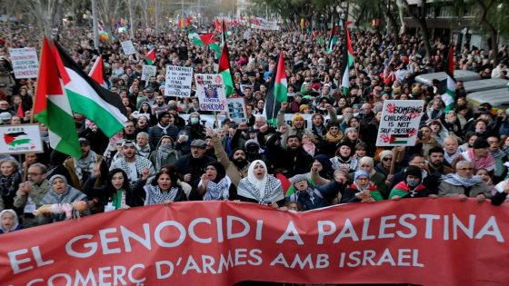 خروج متظاهرين بالآلاف بالعاصمة الإسبانية مطالبين بوقف الإبادة الجماعية التي يعاني منها الشعب الفلسطـيــني