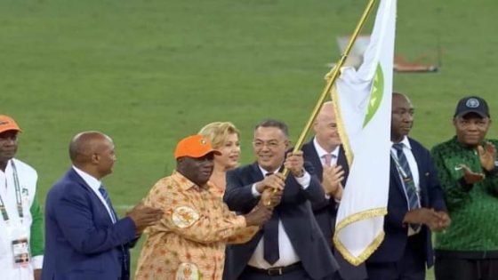 رئيس الجامعة المغربية لكرة القدم فوزي لقجع يتسلم علم كأس إفريقيا