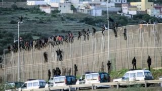 حالة استنفار قصوى على حدود سبتة المحتلة المغرب يعزز المراقبة لمواجهة محاولات الهجرة الجماعية