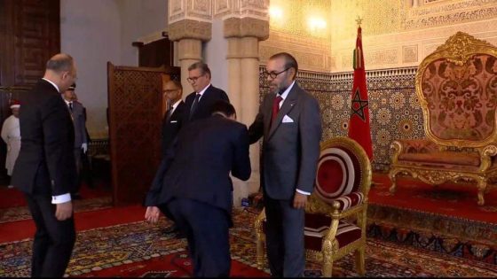 صاحب الجلالة الملك محمد السادس يستقبل بالقصر الملكي بالرباط رئيس الحكومة وأعضائها في صيغتها الجديدة بعد إعادة هيكلتها