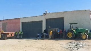 توتر بأولاد عزوز : هدم مستودعات مسؤول جماعي سابق بعد احتجاج علني فوق البناية