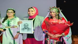 لحظة وفاء مؤثرة: تكريم الأستاذة زهرة طيفور بصورة فنية خلال ندوة دولية بأيت ملول