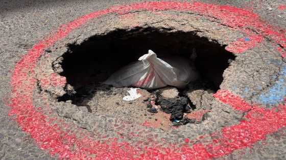 قنبلة موقوتة وسط حي الوفاق الصغير بنسركاو حفرة تتسع يومًا بعد آخر وتهدد أرواح الأطفال في ظل غياب التدخل